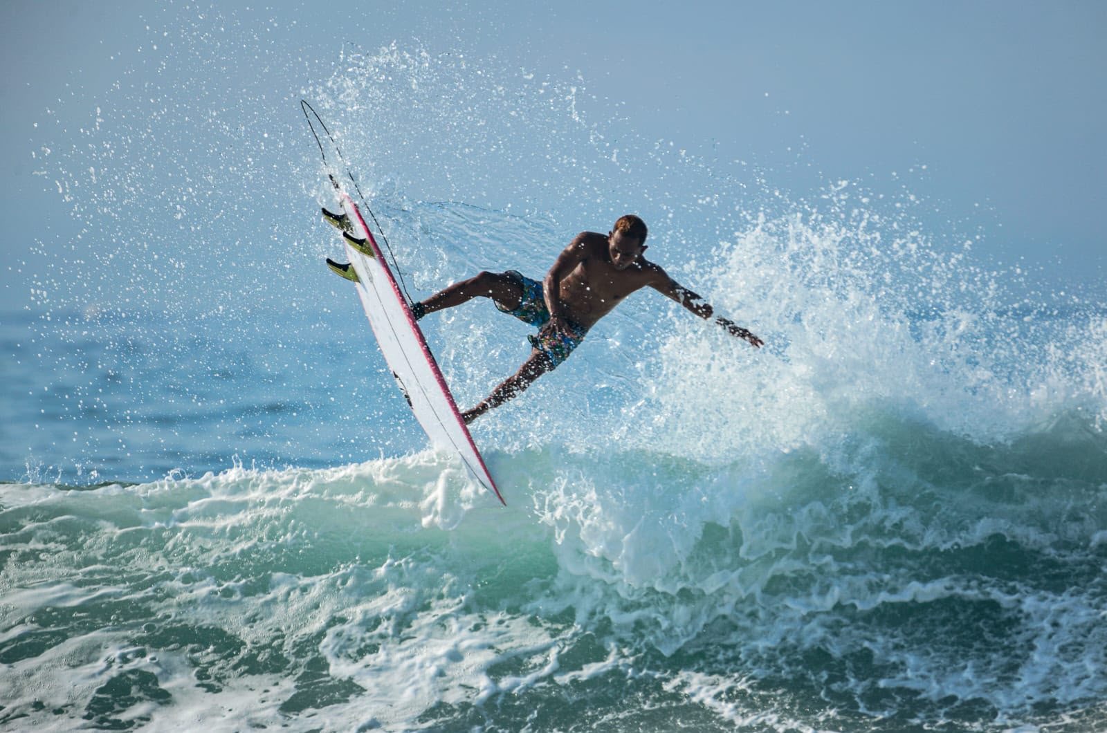 Les Surfing Shortboard — Sanur, Bali
